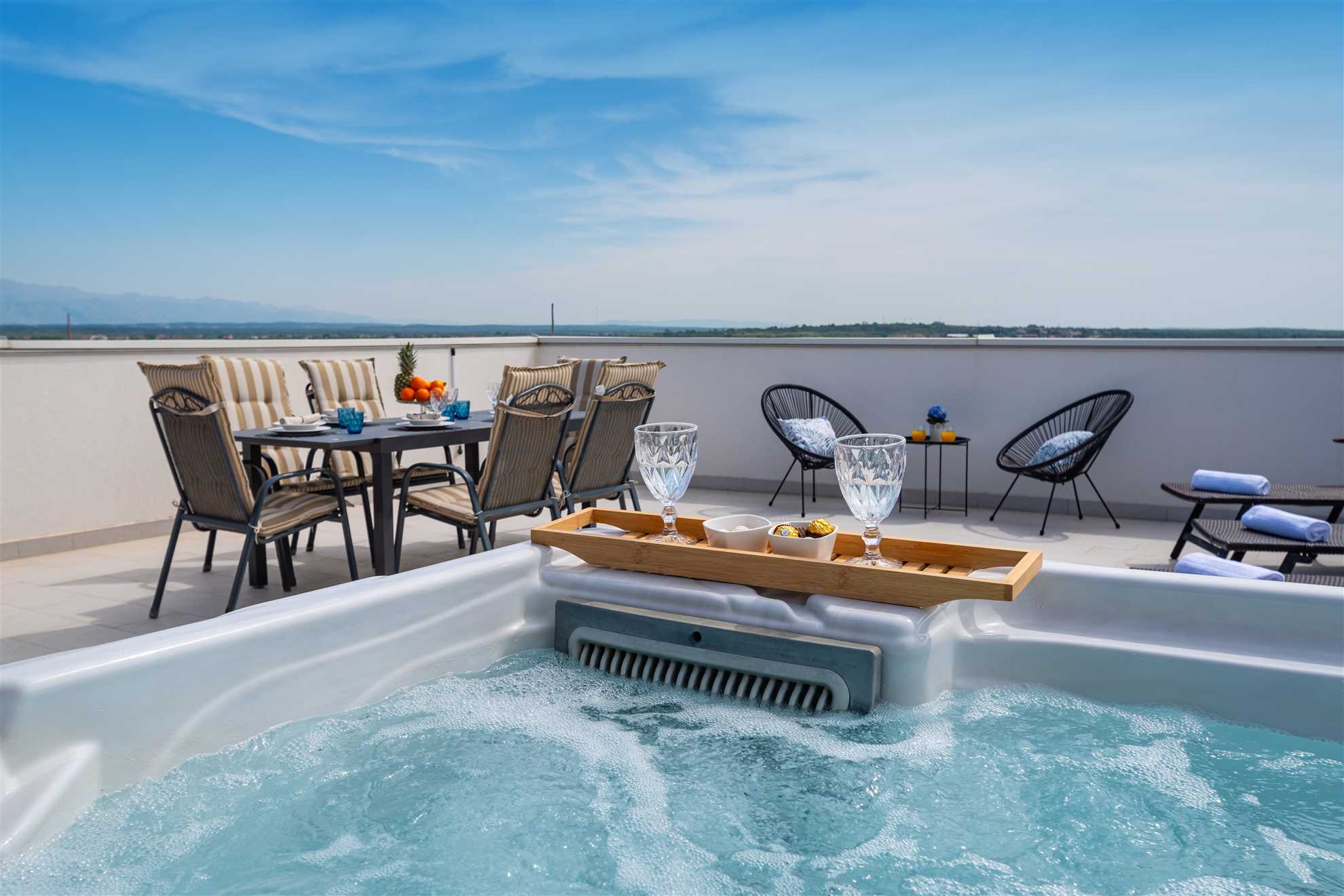 Jacuzzi | Sea view | For 4 persons | New and modern