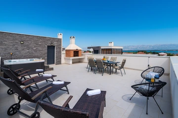 Apartment in Nin with Sea-View Jacuzzi (Sleeps 4)