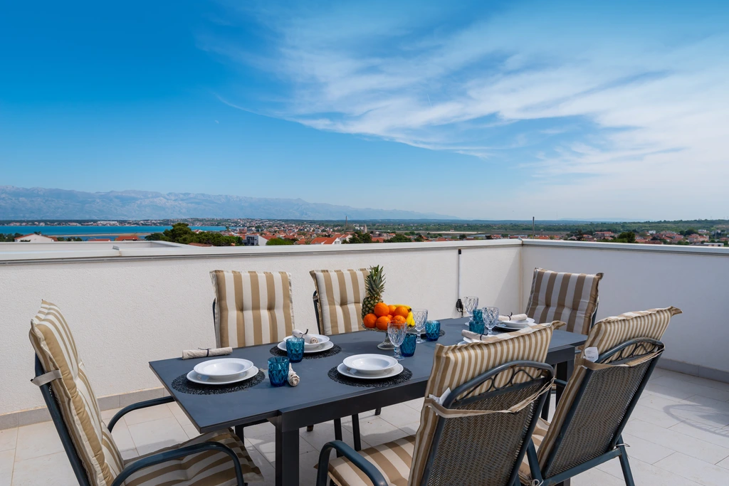 Apartment in Nin with Sea-View Jacuzzi (Sleeps 4)
