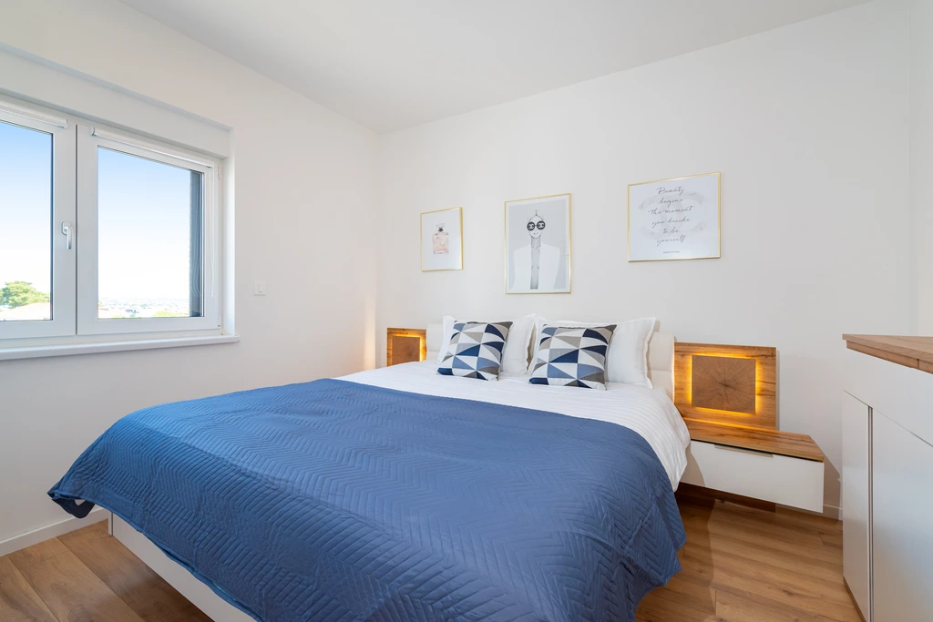 Apartment in Nin with Sea-View Jacuzzi (Sleeps 4)