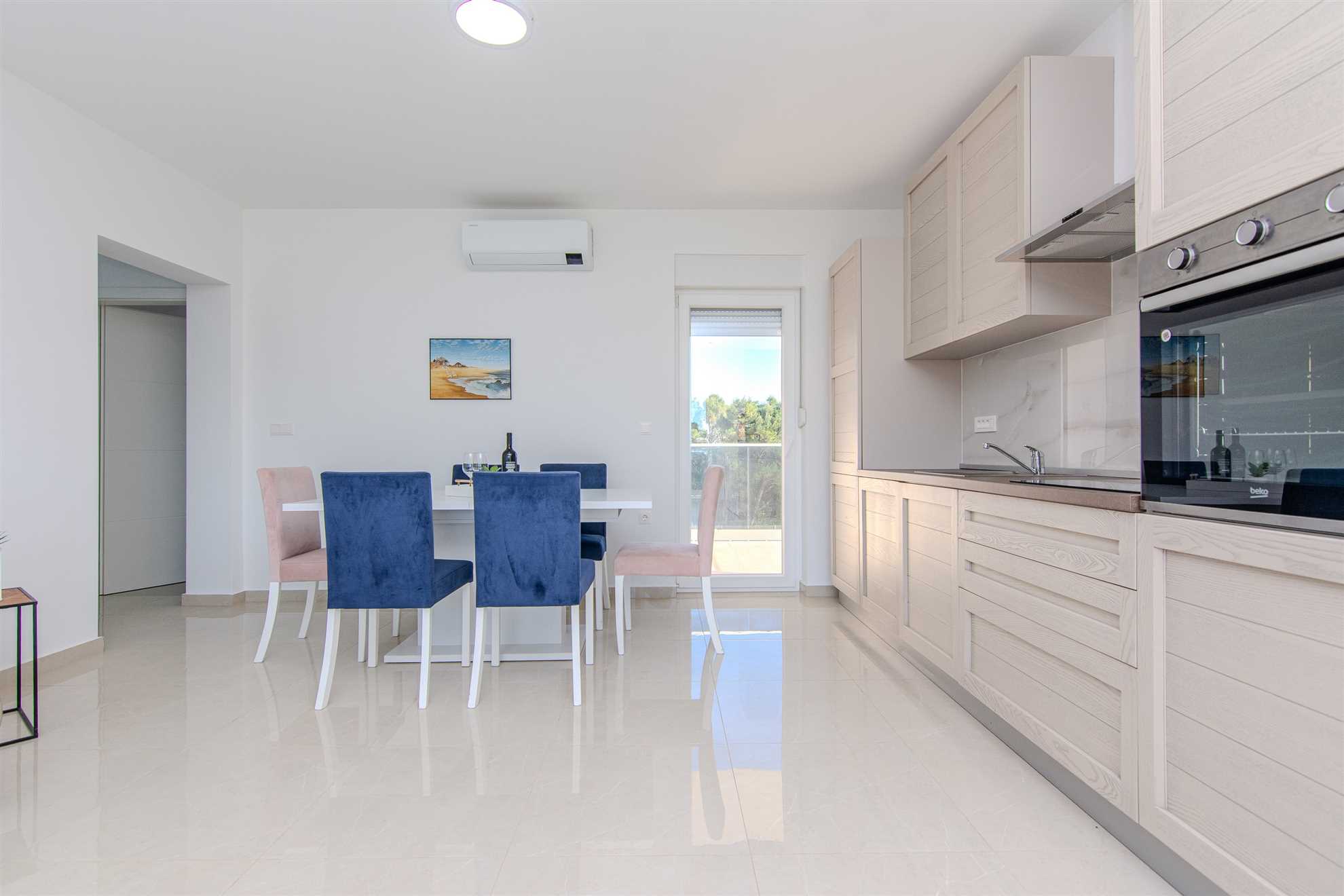 Partial sea view  | Modern apartment | For 6-8 persons