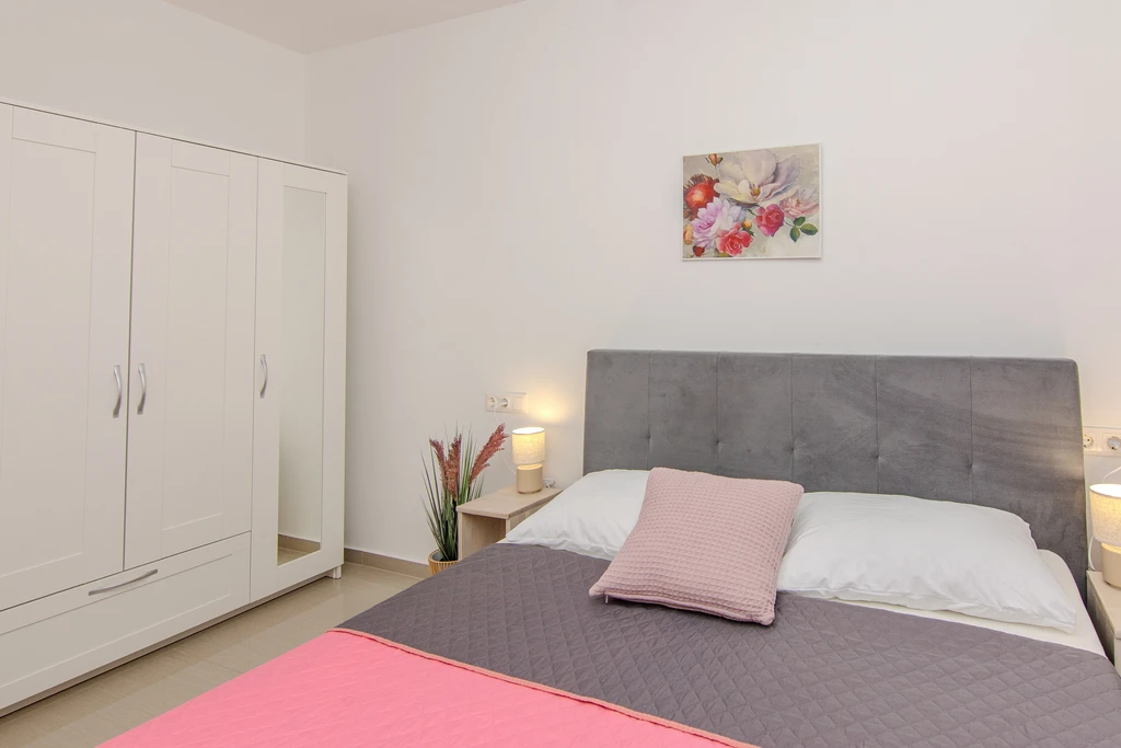 Vir Island Apartment with Partial Sea View, Sleeps 8