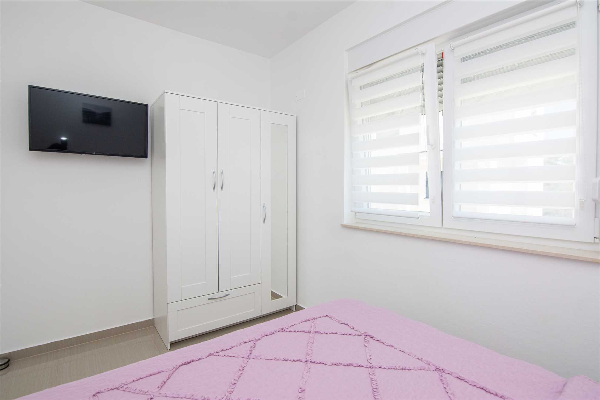 In the center of the island of Vir | For 6-8 persons | New and modern