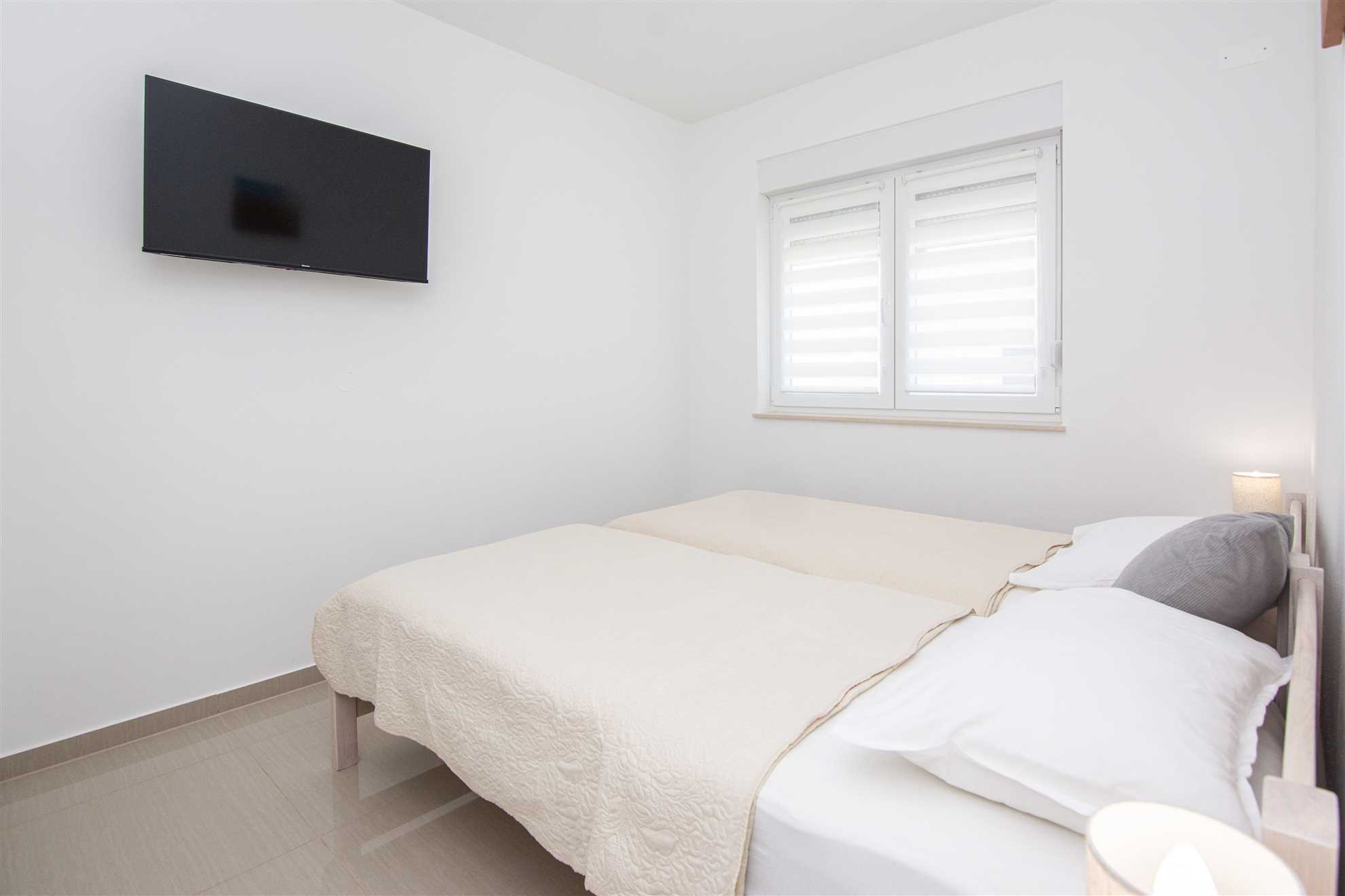 In the center of the island of Vir | For 6-8 persons | New and modern