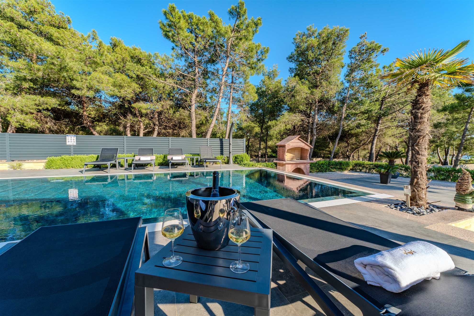 100 m from the sea  | Accommodation for 6-8 persons | Pool