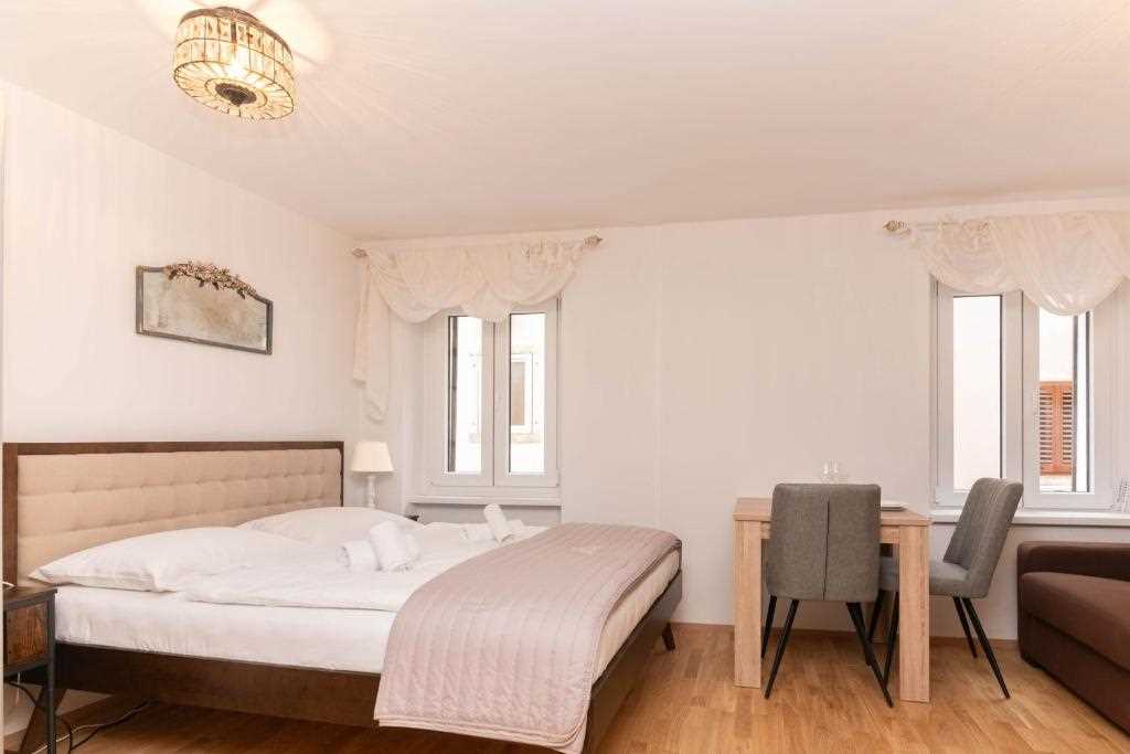 King Studio with Sofa Bed Apartment Leonel