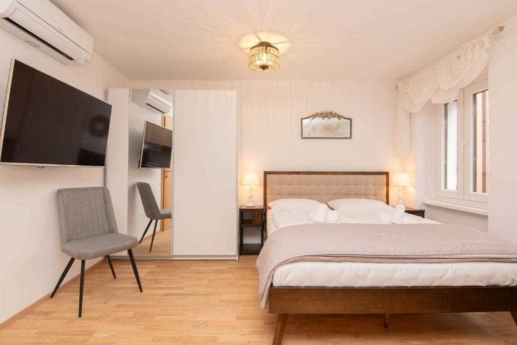 King Studio with Sofa Bed Apartment Leonel