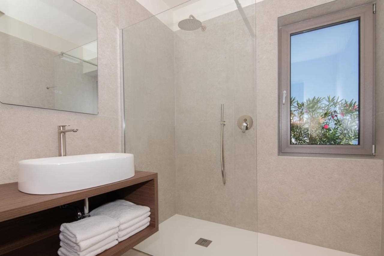 Apartment with 3 bedrooms, balcony and terrace Adelis