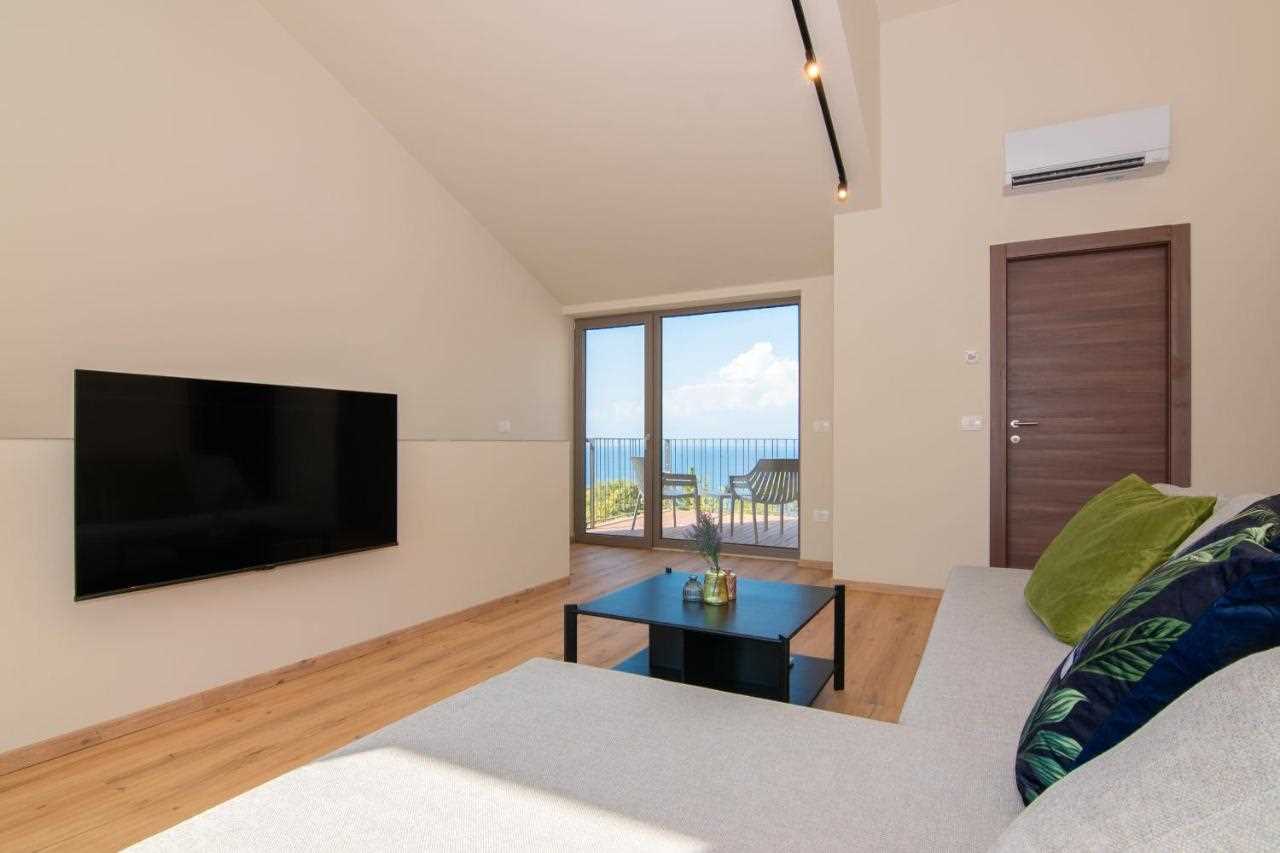 Apartment with 3 bedrooms, balcony and terrace Adelis