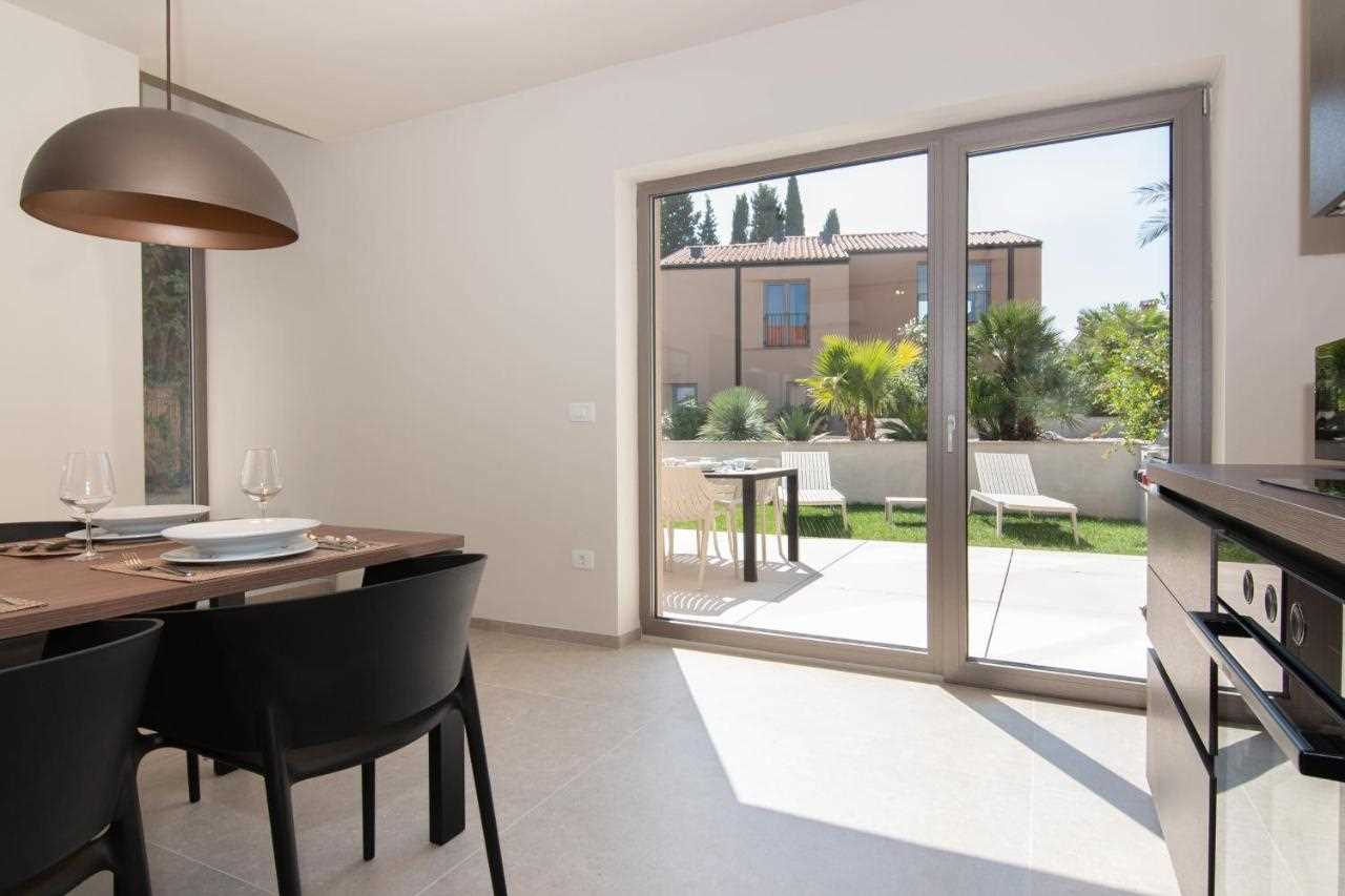 Apartment with 3 bedrooms, balcony and terrace Adelis