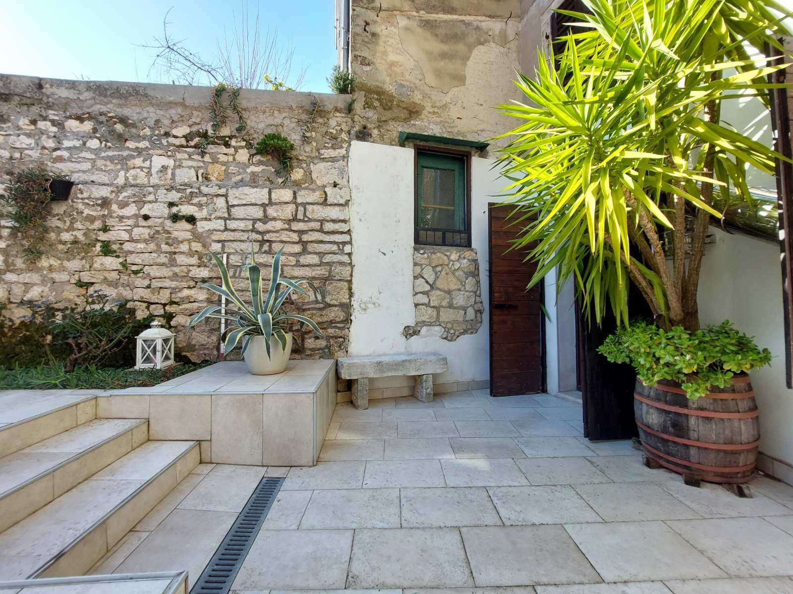32. PICCOLO GIARDINO