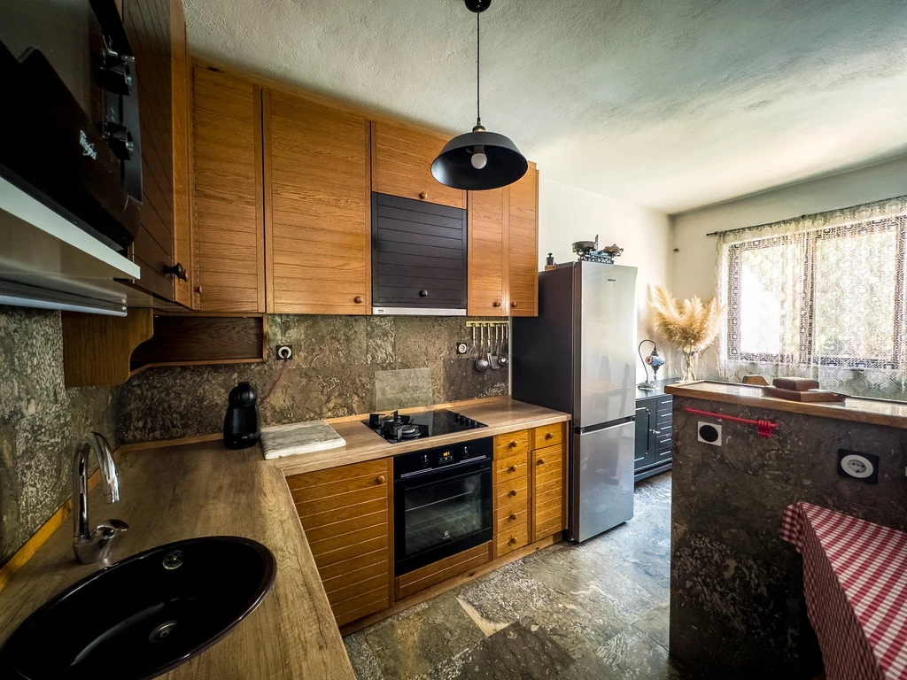 Villa for 8 Guests in Mravince with Pool & Hot Tub
