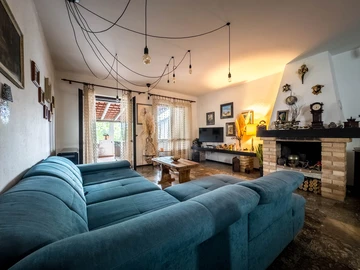 Villa for 8 Guests in Mravince with Pool & Hot Tub