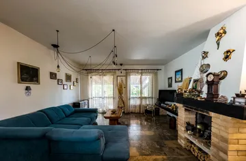 Villa for 8 Guests in Mravince with Pool & Hot Tub