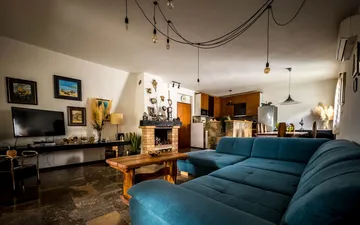 Villa for 8 Guests in Mravince with Pool & Hot Tub