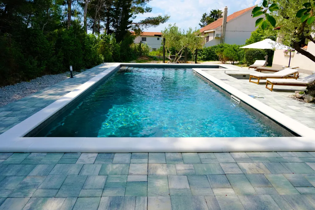 Villa for 8 Guests in Mravince with Pool & Hot Tub