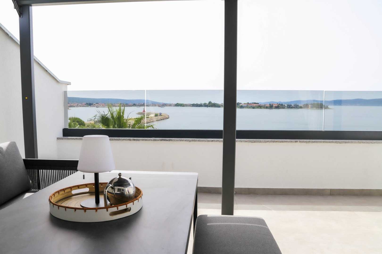 CROWONDER Sunny Bay Beachfront Apartment A7