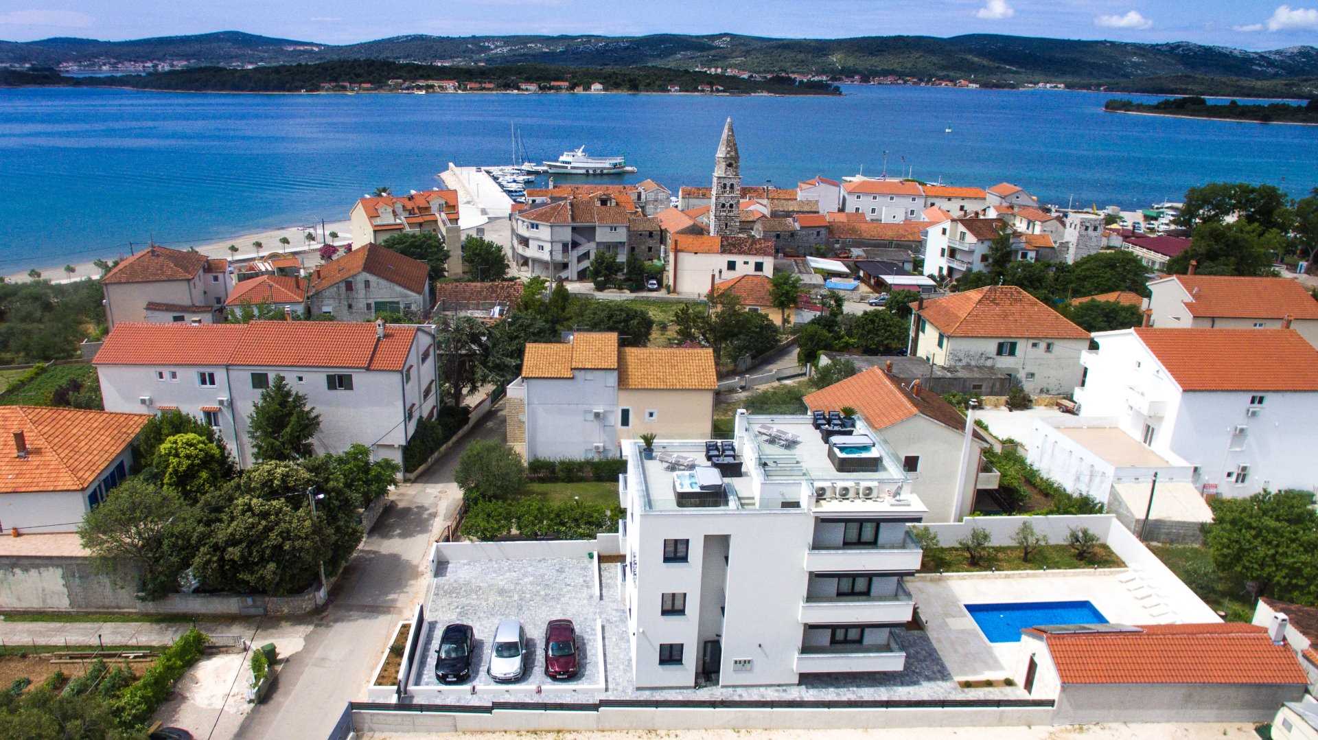 CROWONDER Villa Stella with Swimming Pool, Sauna and Two Jacuzzis