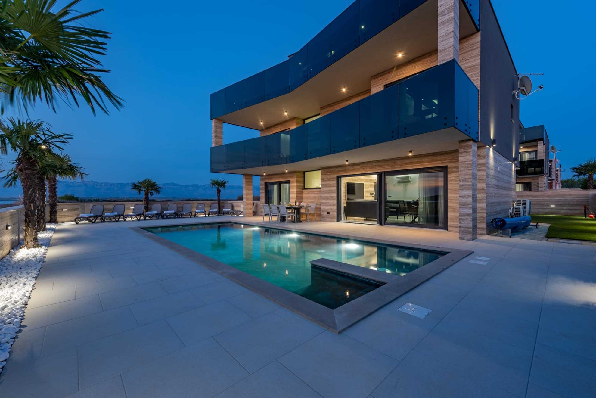 CROWONDER Villa Travera 3 with Heated Swimming Pool