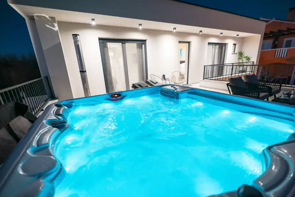 Villa in Privlaka for 8 with Heated Pool & Jacuzzi