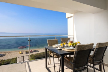 Podstrana Beach-Access 2-Bedroom Apartment for 6