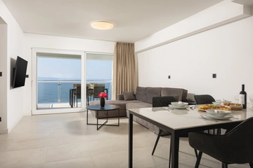 Podstrana Beach-Access 2-Bedroom Apartment for 6