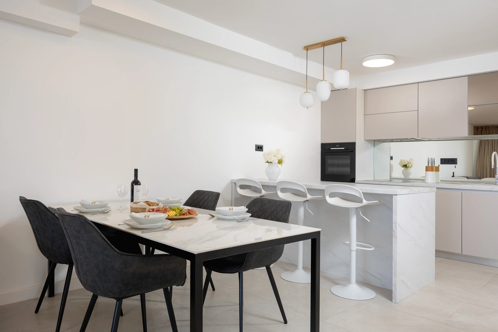 Podstrana Beach-Access 2-Bedroom Apartment for 6