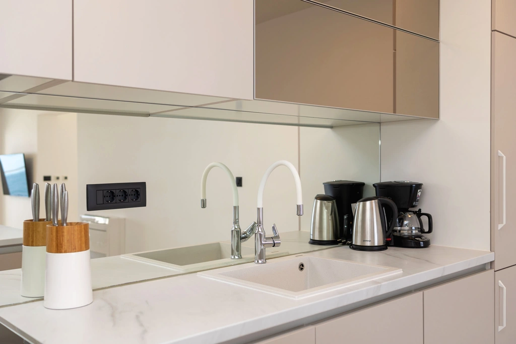 Podstrana Beach-Access 2-Bedroom Apartment for 6