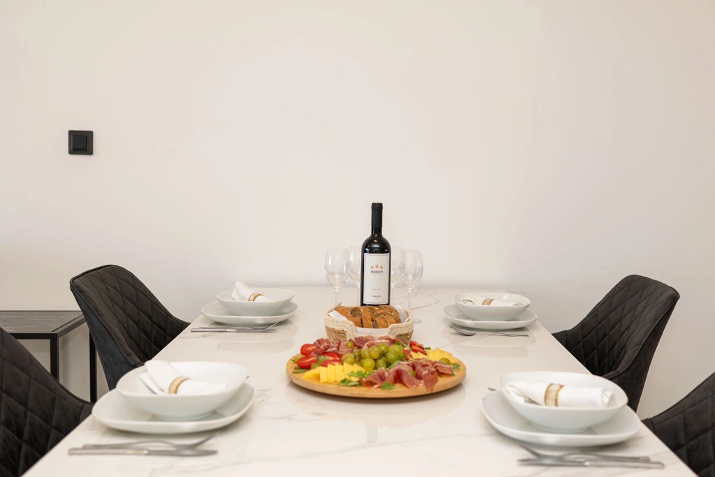 Podstrana Beach-Access 2-Bedroom Apartment for 6