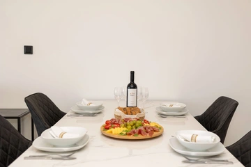 Podstrana Beach-Access 2-Bedroom Apartment for 6