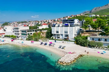 Podstrana Beach-Access 2-Bedroom Apartment for 6