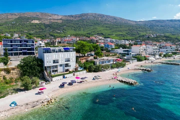 Podstrana Beach-Access 2-Bedroom Apartment for 6