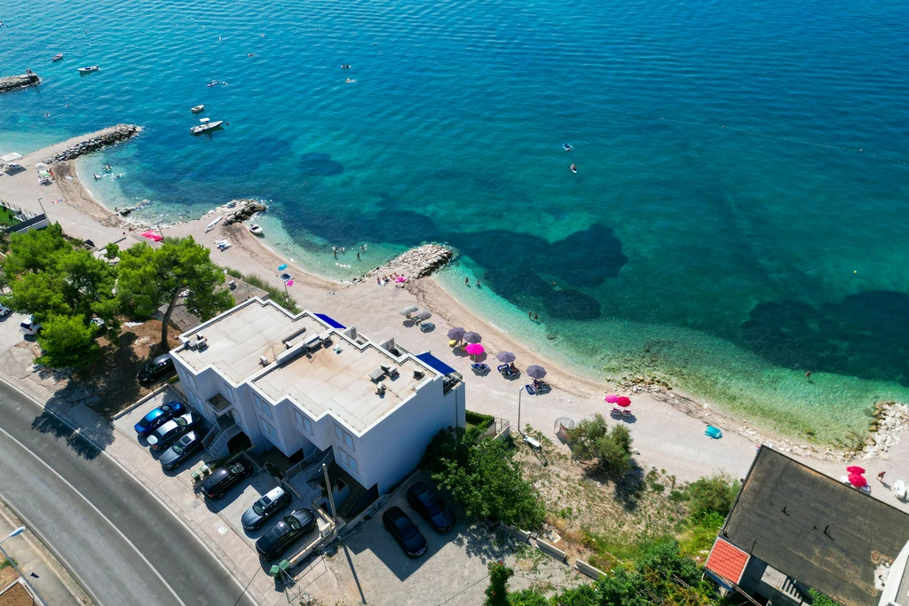 Podstrana Beach-Access 2-Bedroom Apartment for 6