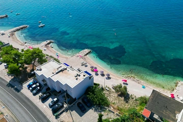 Podstrana Beach-Access 2-Bedroom Apartment for 6