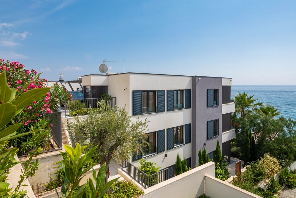 Podstrana Beach Penthouse with Private Jacuzzi