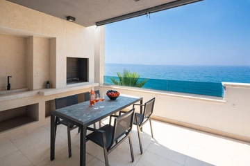Podstrana Beach Penthouse with Private Jacuzzi