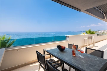 Podstrana Beach Penthouse with Private Jacuzzi