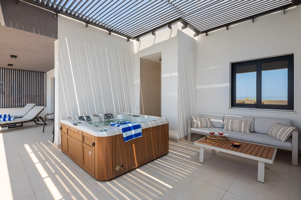 Podstrana Beach Penthouse with Private Jacuzzi