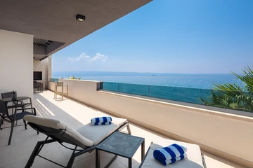 Podstrana Beach Penthouse with Private Jacuzzi