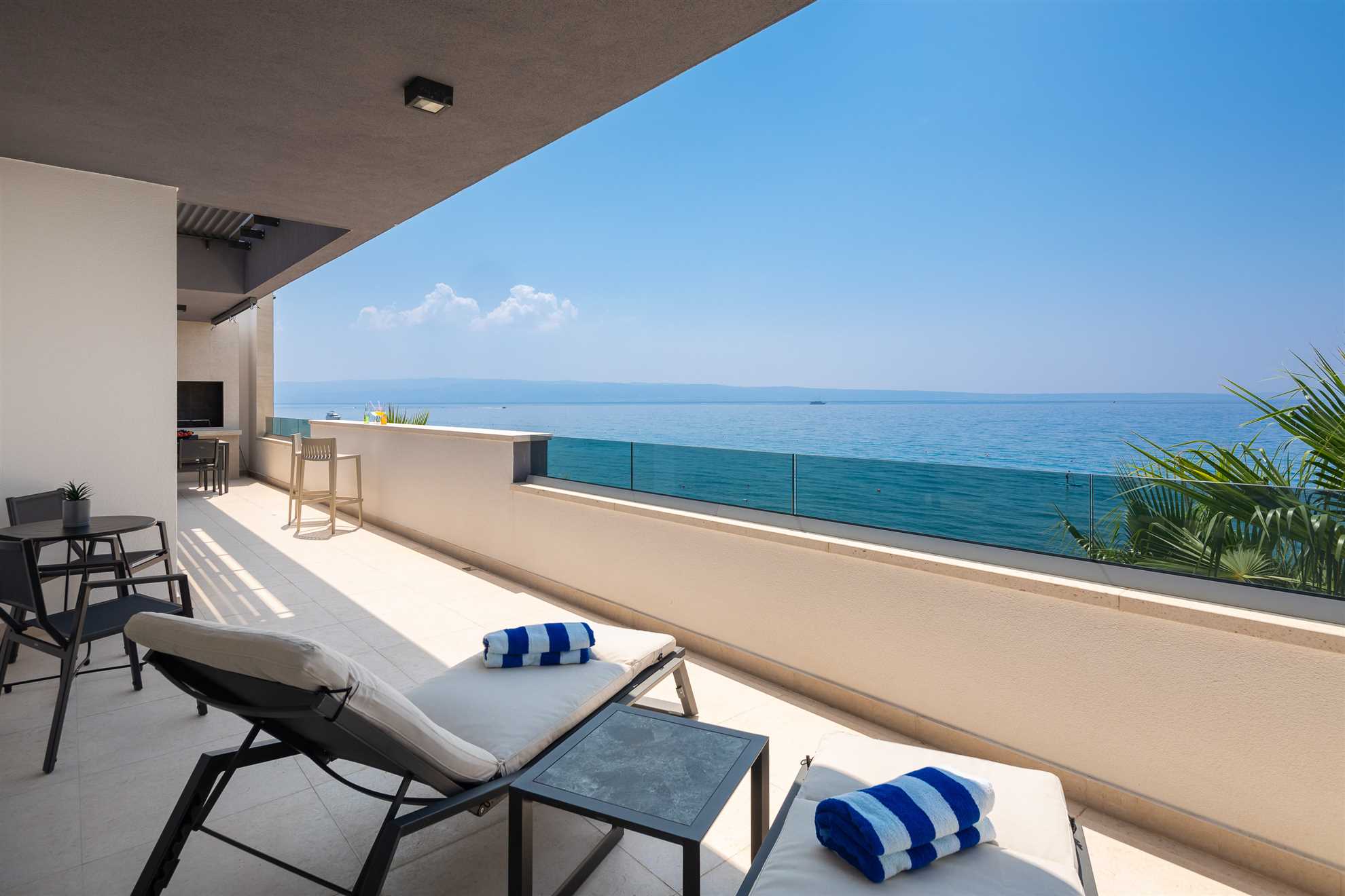 Paoma Luxury Beach Suite With Jacuzzi