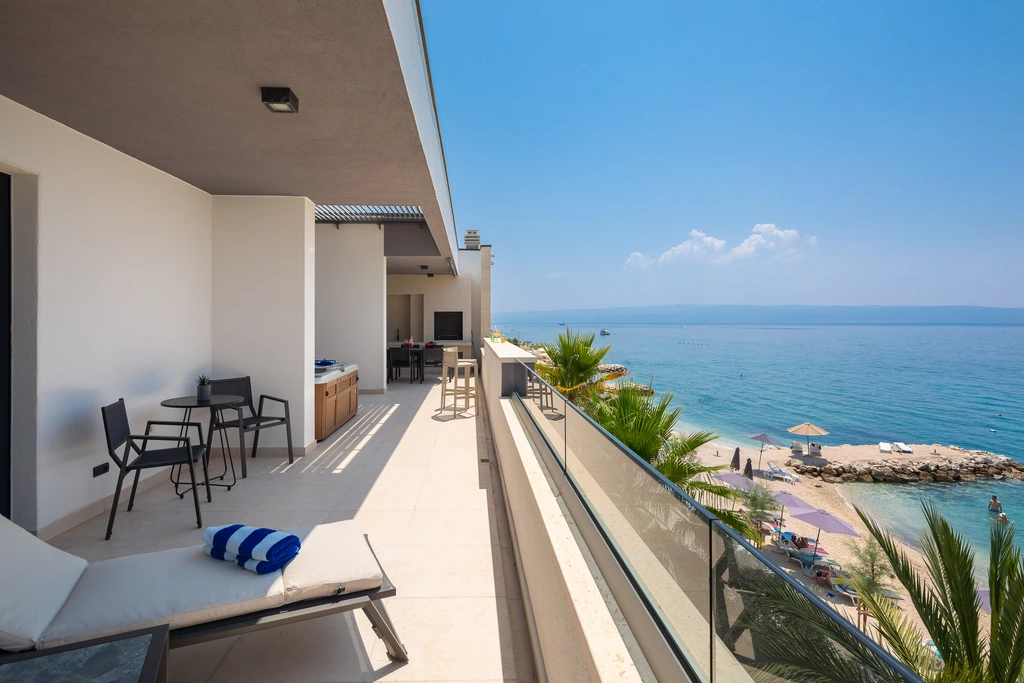 Podstrana Beach Penthouse with Private Jacuzzi