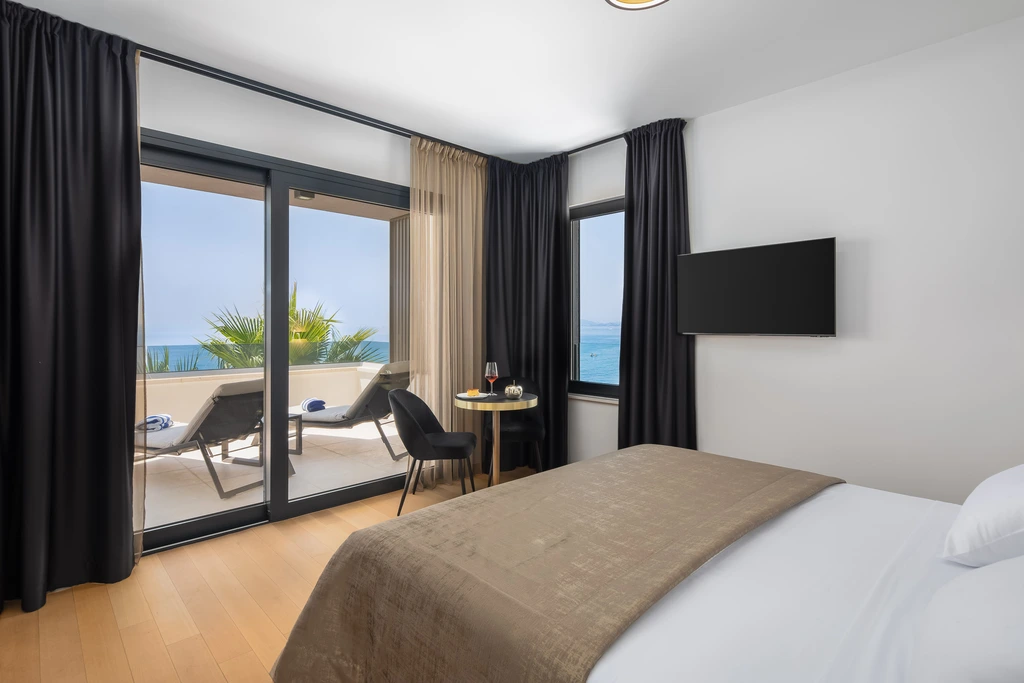 Podstrana Beach Penthouse with Private Jacuzzi