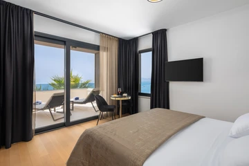 Podstrana Beach Penthouse with Private Jacuzzi