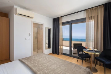 Podstrana Beach Penthouse with Private Jacuzzi