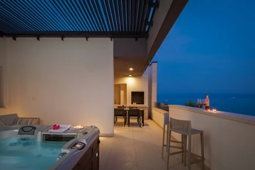Podstrana Beach Penthouse with Private Jacuzzi