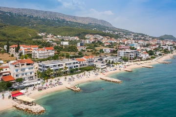 Podstrana Beachfront Apartment for 4 Guests