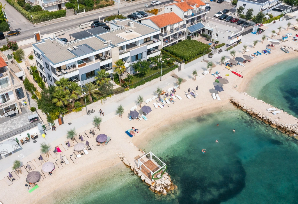 Podstrana Beachfront Apartment for 4 Guests