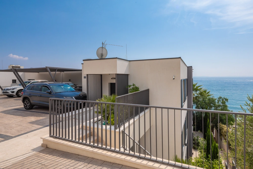 Podstrana Beachfront Apartment for 4 Guests