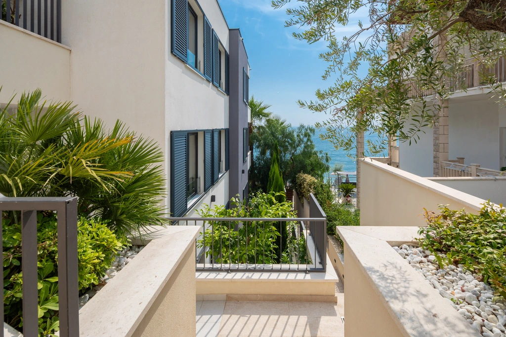 Podstrana Beachfront Apartment for 4 Guests