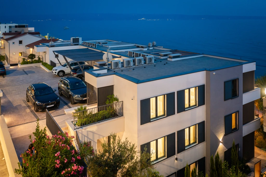 Podstrana Beachfront Apartment for 4 Guests